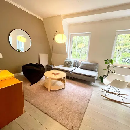 Charming In Center With Free Parking *