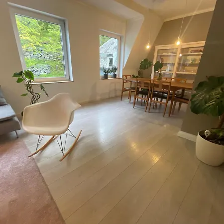 Charming In Center With Free Parking *