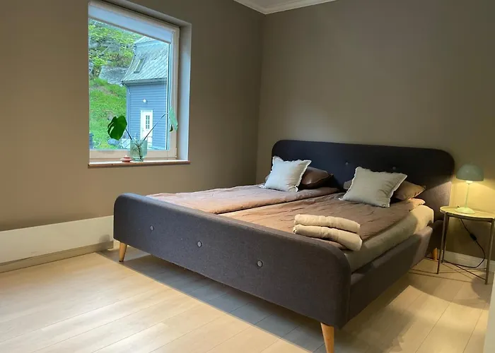 Charming In Center With Free Parking Apartment